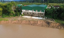 Sông Lam 'nuốt' đất vườn, áp sát nhà dân