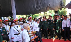 Thủ tướng và các đồng chí nguyên lãnh đạo trực tiếp di chuyển hài cốt liệt sĩ