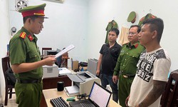 Mang kiếm đi tìm đối phương, đập phá tài sản rồi đăng Facebook thách thức