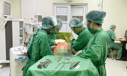 Cứu mẹ con sản phụ mang khối u xơ tử cung lớn