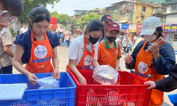 Những người trẻ giữ lửa yêu thương bên bữa cơm 5.000 đồng tới bệnh nhân