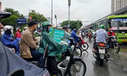Hà Nội đón mưa dông giải nhiệt nắng nóng dài ngày