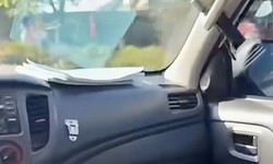 Cảnh sát giao thông đưa người đột quỵ nằm bên đường đi cấp cứu