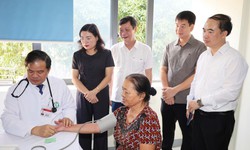 Khám bệnh, sàng lọc đột quỵ và cấp thuốc miễn phí cho người dân
