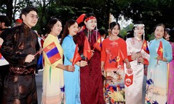 'Sắc màu năm châu' đưa màu sắc quốc tế xuống phố Hà Nội