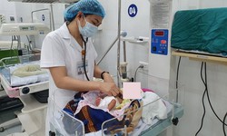 Chữa bệnh bằng kim khâu và đốt đèn, trẻ 33 ngày tuổi lờ đờ, thiếu máu nặng