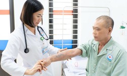 Tắm nước lá chữa ngứa hơn 2 tháng, người đàn ông tổn thương da toàn thân