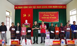 Hàng trăm dân bản vùng biên được trao quà, khám, phát thuốc miễn phí