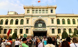 Cận Tết, du khách xếp hàng gửi thư tay đi khắp thế giới