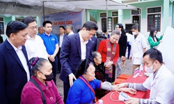 Hơn 1.000 người dân Yên Hòa được khám, tư vấn sức khỏe miễn phí tại "Tết ấm vùng cao 2026"