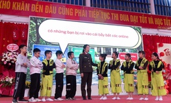 Trẻ thích thú với hội chợ Xuân, phòng tránh 'bắt cóc online'