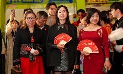 NSND Thu Hà và dàn sao Việt nô nức đi xem phim Tết của Xuân Hinh