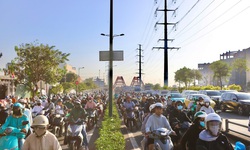 Cận Tết, các tuyến đường TPHCM kẹt cứng, người dân chật vật di chuyển