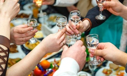 Uống nhiều rượu bia ngày Tết, làm sao để hạ axit uric?