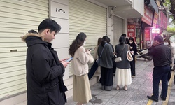 Người Hà Nội xếp hàng từ sáng 'săn' đồ mới ngày cận Tết