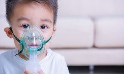 Trẻ bị viêm phế quản: Cha mẹ cần làm gì để phòng tránh biến chứng nguy hiểm?