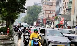 TPHCM mưa trái mùa cận Tết, người dân bất ngờ 
