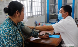 Thầy thuốc nơi đảo xa, ngày đêm vì sức khỏe nhân dân