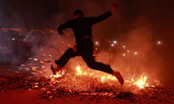 Bước nhảy thiêng của người Dao đỏ đón tổ tiên về ăn Tết