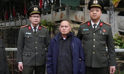 Tiếp nhận một đối tượng bị truy nã do lực lượng chức năng Trung Quốc trao trả