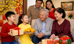 Dạy con phép lịch sự ngày Tết: Chuyện chào hỏi không thể xem nhẹ