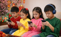 Trẻ xem điện thoại suốt kỳ nghỉ Tết: Cấm đoán cực đoan hay quản lý thông minh?