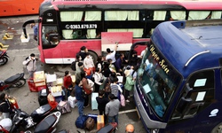 Người dân chen chân lên xe về quê đón Tết, các bến xe Hà Nội dự kiến tăng khách gấp 3 đến 4 lần