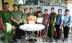 Ấm áp chương trình "Mẹ đỡ đầu" dịp Tết Nguyên đán Bính Ngọ