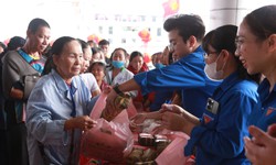 Ấm lòng 'Chợ Tết 0 đồng' cho 1.000 bệnh nhân ở lại điều trị dịp Xuân