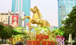 Cận cảnh linh vật ngựa tại Đường hoa Nguyễn Huệ