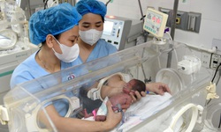 Những 'bộ cảm biến' bằng da thịt che chở nhịp thở mong manh cho thiên thần nhỏ