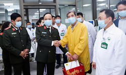 Thứ trưởng Bộ Công an kiểm tra trực Tết tại Bệnh viện 19-8