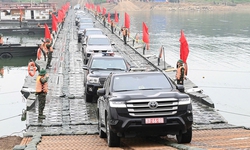 Thủ tướng khen các đơn vị 'thần tốc' hoàn thành cầu phao bắc qua sông Lô mang lại hạnh phú cho Nhân dân