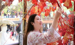 Mùng 1 Tết, người dân phố núi đi chùa cầu bình an