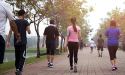 Đi bộ đầu xuân – Cách đơn giản giảm trạng thái trì trệ sau Tết