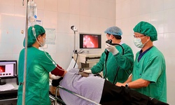Gắp thành công sợi thép xuyên thành dạ dày bệnh nhân