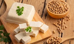 Phụ nữ tiền mãn kinh nên ưu tiên ăn gì để cân bằng nội tiết?