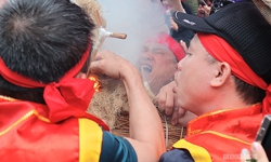 Trai làng kéo lửa giữa mưa xuân trong lễ hội thổi cơm Thị Cấm