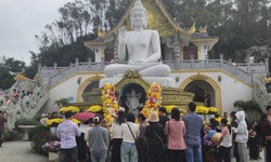 Xin lộc đầu năm ở ngôi chùa nơi tiếng chuông hòa cùng sóng biển