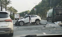 Ô tô va chạm xe chở rác trên đường Võ Nguyên Giáp, 1 người bị thương