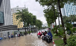 Cảnh báo mưa dông kèm lốc sét khu vực nội thành Hà Nội