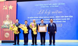 Bệnh viện Bình Dân đón nhận Huân chương Lao động hạng Nhì