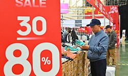 Người dân hào hứng săn ưu đãi đến 80% tại Hội chợ Mùa Xuân 2026