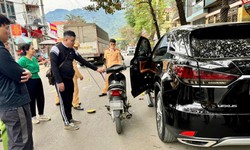 Chủ xe Lexus bị khởi tố vì mở cửa xe gây tai nạn làm 1 cháu bé tử vong