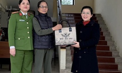 Nhặt được túi có 300 triệu đồng, người phụ nữ lập tức đến ngay công an