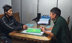 Bộ đội Biên phòng TPHCM bắt đối tượng truy nã đang làm việc trên tàu cá