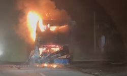 Xe khách bất ngờ bốc cháy khi đang lưu thông