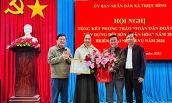 Khen thưởng nữ điều dưỡng kịp thời giành lại sự sống cho bé trai đuối nước