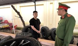 Công an tìm chủ xe bị mất trộm bánh ô tô