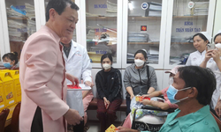 Chăm lo Tết trong bệnh viện hạng đặc biệt: Khi nhân viên y tế làm ‘người giữ Xuân’ cho bệnh nhân